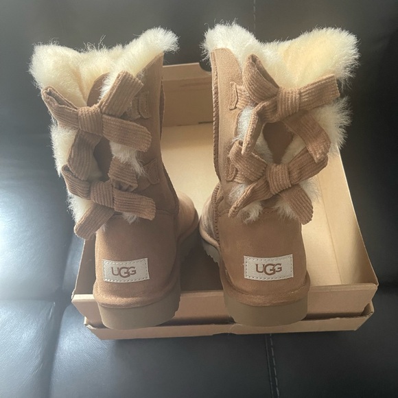 Ugg new tan boots size 8. - Picture 2 of 11